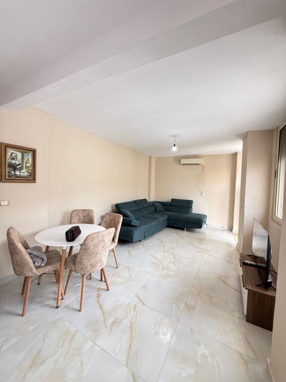 Jepet me qira – Apartament 1+1 pranë Muzeumit