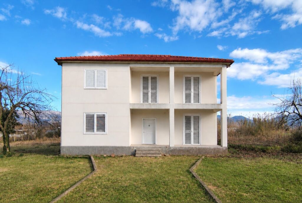 SHTËPI NË SHITJE ME TRUALL 2.700 m² – PRONË PLOTËSISHT E LEGALIZUAR