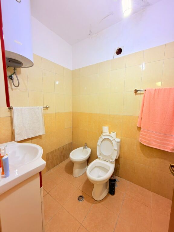 JEPET ME QERA APARTAMENT 2+1 PRANE SPITALIT RAJONAL, DURRES