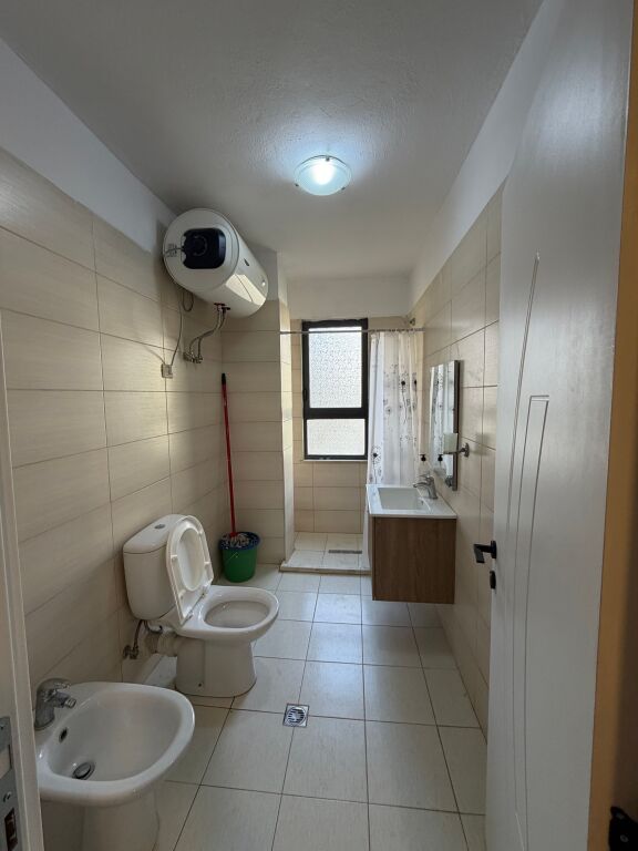 🏡 Affittasi appartamento 2+1+2  📍 Di fronte a Delijorgji, al Palazzo con la Freccia 💰 Prezzo: 70.000 lek/mese