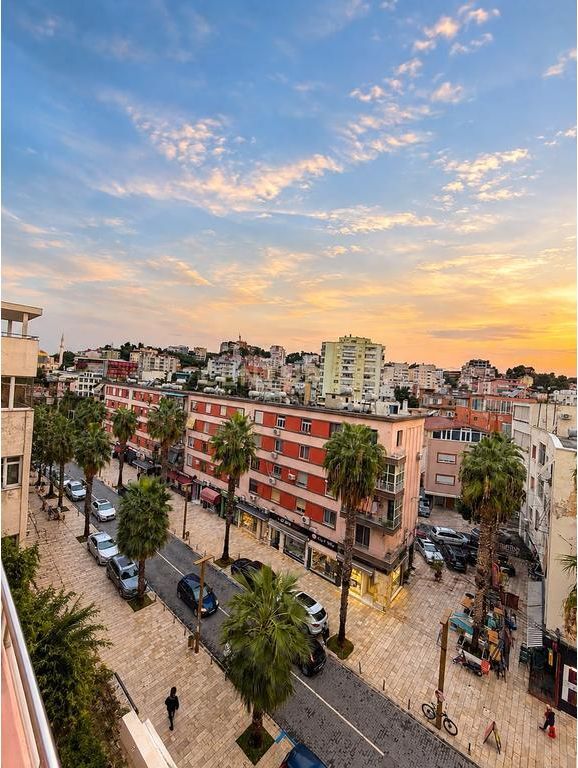 SHITET APARTAMENT ME VERANDË NË BULEVARDIN KRYESOR TË DURRËSIT