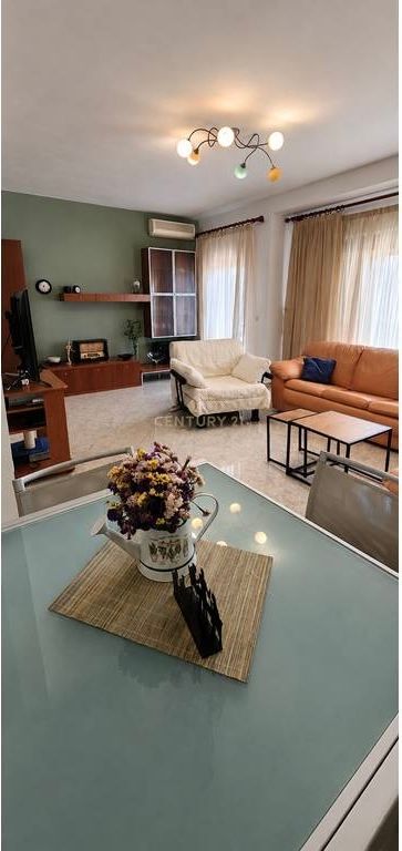 Qender - Jepet Me Qera 1+1 Premium Prane Toptanit  Jepet Me Qera Apartament 1+1 Ne Qender Prane Toptanit Apartmenti organizohet ne nje sallon te bollshem, nje hapesire gatimi, nje dhome gjumi te bollshme dhe nje ballkon me pamje te lire nga Toptani Kati 9 (jo i fundir) Location premium