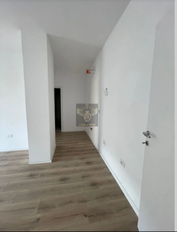 VENDESI APPARTAMENTO 2+1 CON BALCONE – SPIAGGIA DI DURRËS, VICINO A FLORIDA