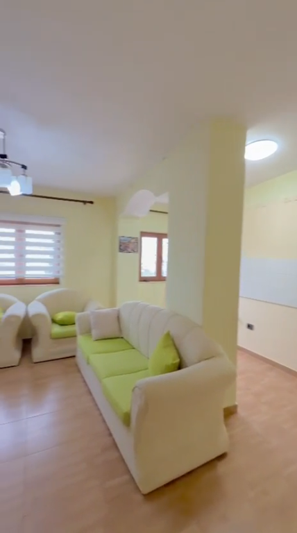SHITET APARTAMENT ME VERANDË NË BULEVARDIN KRYESOR TË DURRËSIT