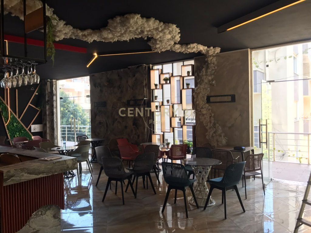 SHITET LOKAL NË QENDRË TË FRESKUT – ÇMIM OKAZION!