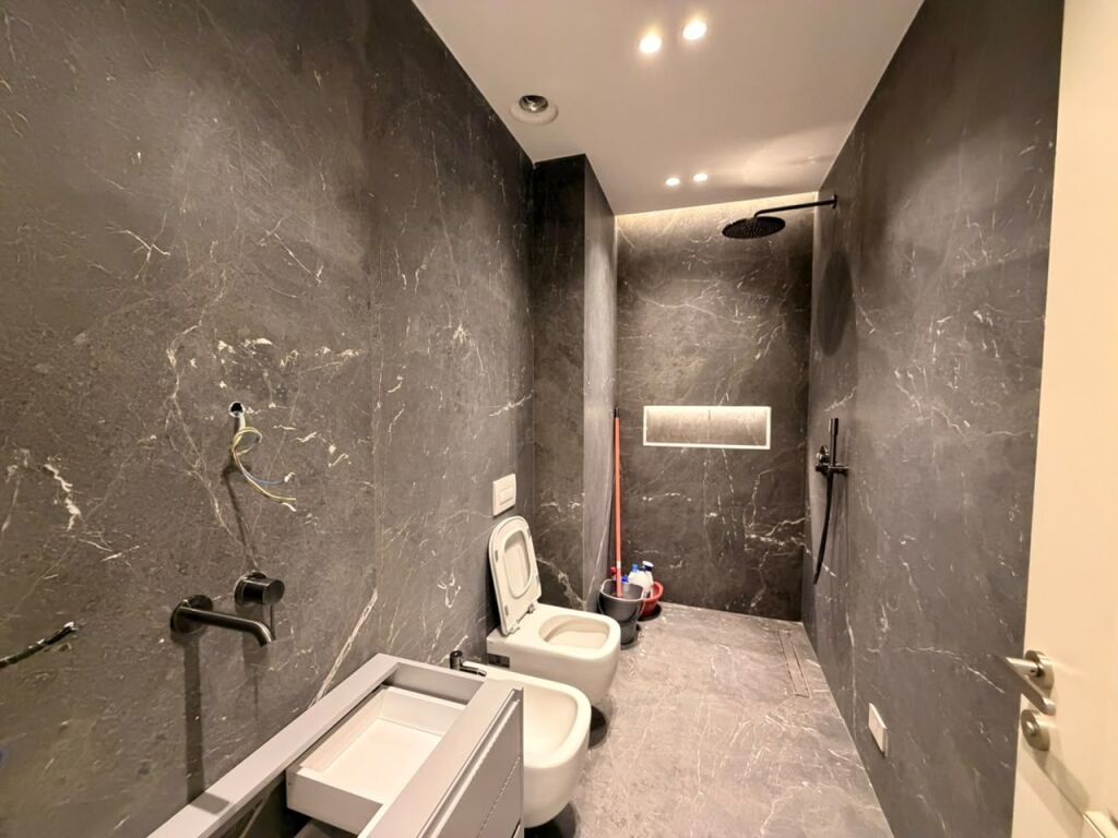 Shitet apartament 3+1+2 tek Altana Luxury Residence , Liqeni Artificial , Rruga e Kosovareve , Komuna e Parisit .