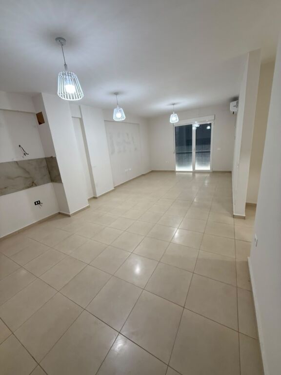 Zyre Me Qera 3+1 Tek 21 Dhjetori (ID BZ21071) Tirane