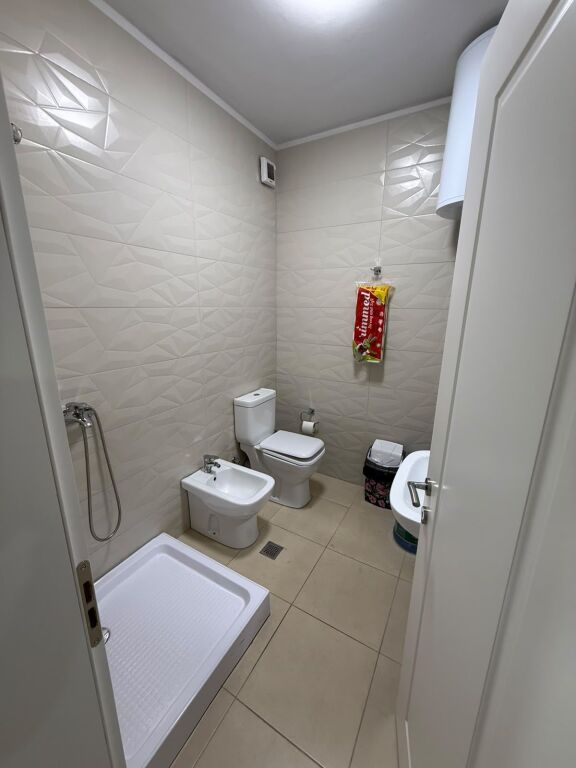Zyre Me Qera 3+1 Tek 21 Dhjetori (ID BZ21071) Tirane
