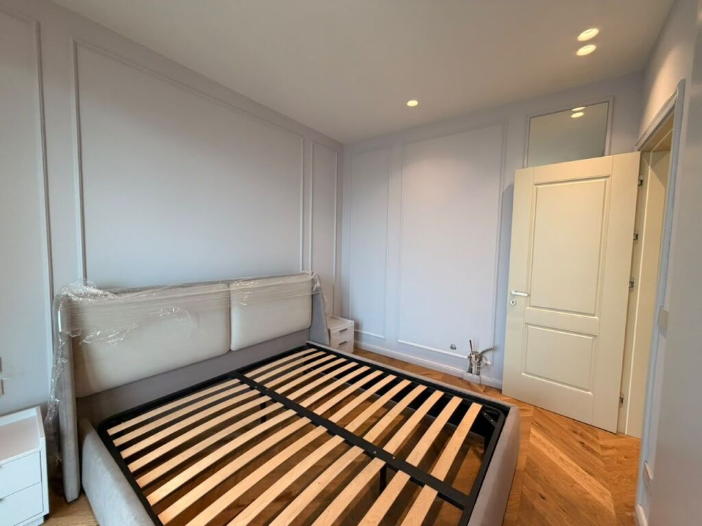 Shitet apartament 3+1+2 tek Altana Luxury Residence , Liqeni Artificial , Rruga e Kosovareve , Komuna e Parisit .