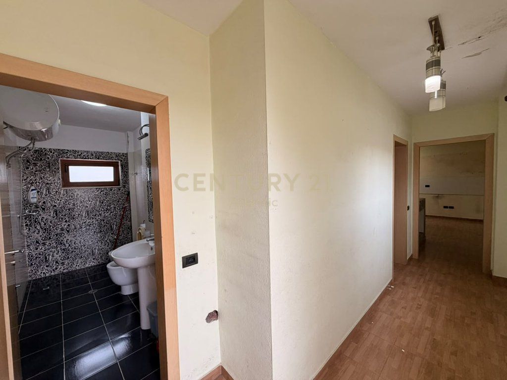 SHITET APARTAMENT ME VERANDË NË BULEVARDIN KRYESOR TË DURRËSIT
