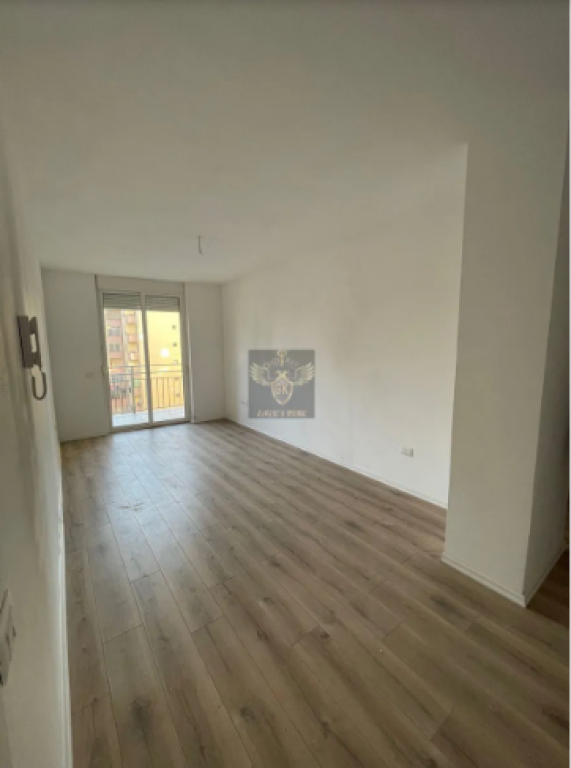 VENDESI APPARTAMENTO 2+1 CON BALCONE – SPIAGGIA DI DURRËS, VICINO A FLORIDA