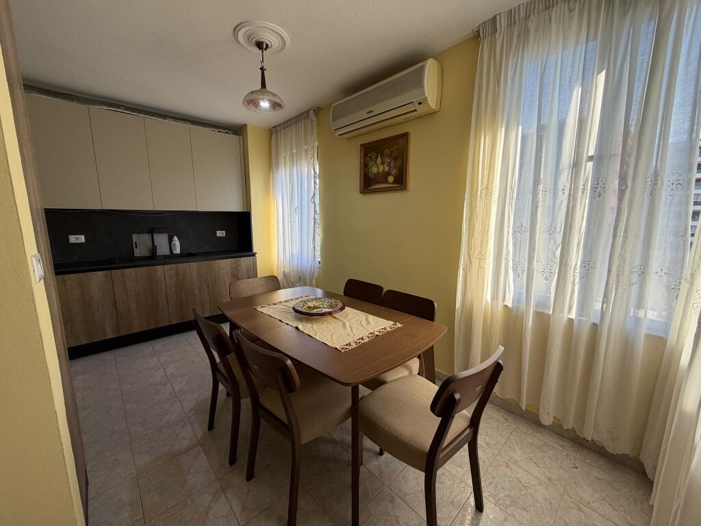 🏡 Jepet me qira apartament 2+1+2  📍 Përballë Delijorgjit, te Pallati me Shigjeta