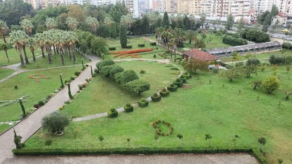 Appartamento 2+1+2+posto auto disponibile vicino al Giardino Botanico, vicino alla Moschea, al Giardino Zoologico, al Lago Secco.