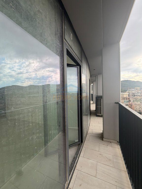 Shitet, Apartament 2+1+2+ Post Parkimi, Lake View Residence, Tiranë.