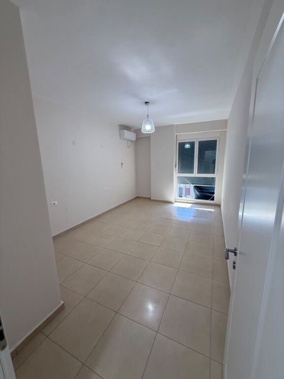 Zyre Me Qera 3+1 Tek 21 Dhjetori (ID BZ21071) Tirane