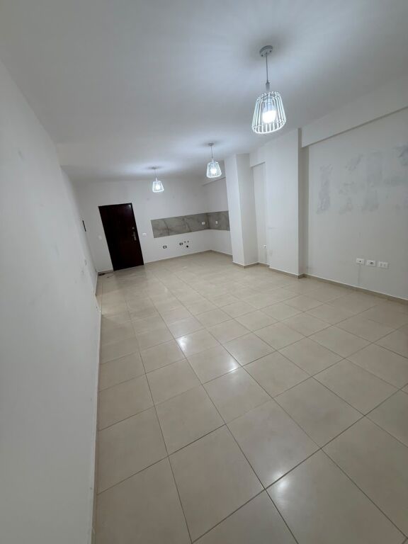 Zyre Me Qera 3+1 Tek 21 Dhjetori (ID BZ21071) Tirane