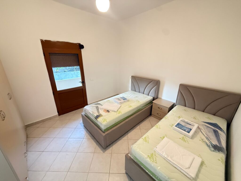 Jepet me qera Shtepi Private , Ne plazh Hekurudha.