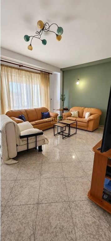 Qender - Jepet Me Qera 1+1 Premium Prane Toptanit  Jepet Me Qera Apartament 1+1 Ne Qender Prane Toptanit Apartmenti organizohet ne nje sallon te bollshem, nje hapesire gatimi, nje dhome gjumi te bollshme dhe nje ballkon me pamje te lire nga Toptani Kati 9 (jo i fundir) Location premium