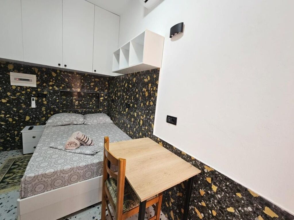 Jepet me qira garsoniere e re, e mobiluar – Rruga 5 Maji (pranë American Hospital 2)