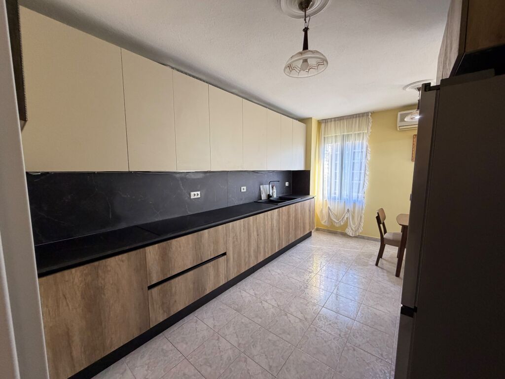 🏡 Jepet me qira apartament 2+1+2  📍 Përballë Delijorgjit, te Pallati me Shigjeta