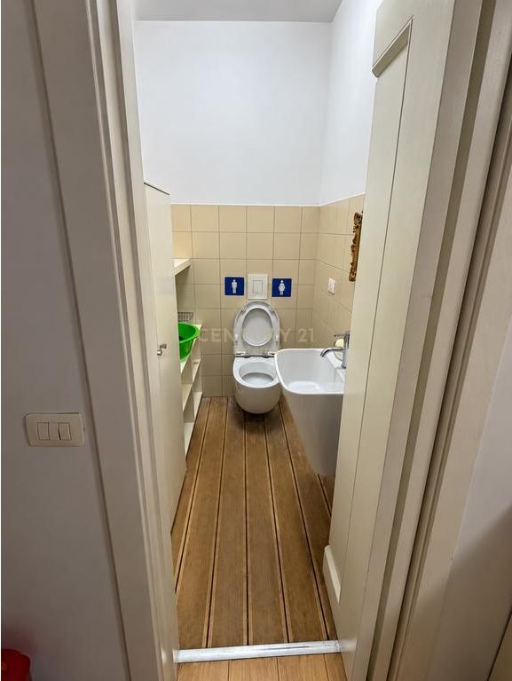 Kopeshti Botanik - Jepet Me Qera Duplex 3+1+2 Premium + P Perfshire Kati I 2-3 Siperfaqe neto : 97.3m2 Siperfaqe bruto: 108m2  Organizimi: * Sallon Ndenje * Ambienti Gatimit * 3 Dhoma Gjumi * 2 Tualete (njeri me dritare) * Ballkon * Post Parkimi ne katin -1  Cilësime të tjera: * Orientim Lindje * Sistem kapot. * I mobiluar * Kubaturë e rregullt. * Lokacion perfekt. * Me ashensor. * Ndricim dhe ajrosje natyrale në cdo ambient. * Me hipoteke * Me pamje nga Liqeni artificial  Për një vizitë në pronë na kontaktoni !