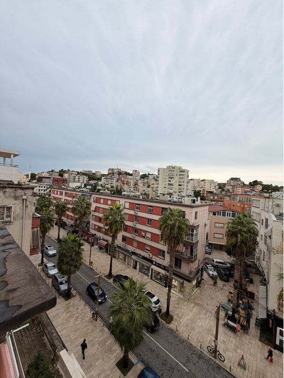 SHITET APARTAMENT ME VERANDË NË BULEVARDIN KRYESOR TË DURRËSIT