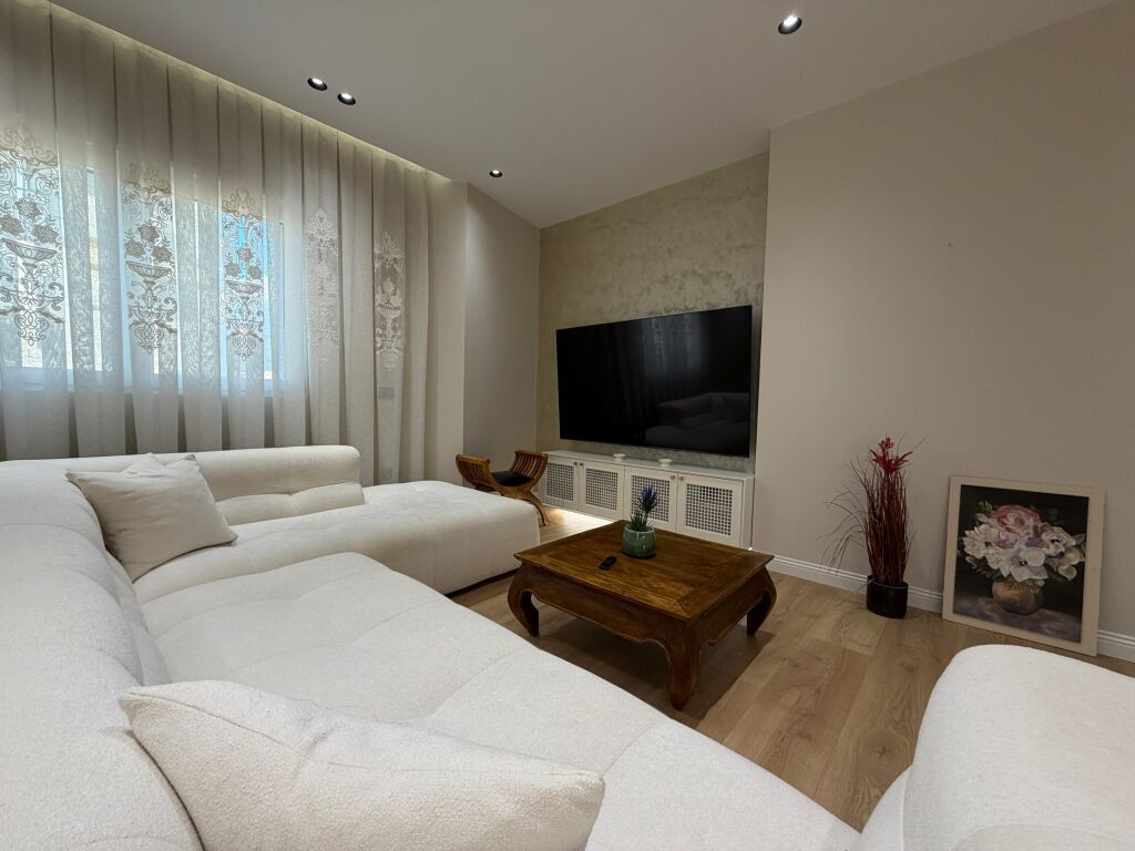 Apart 2+1+Park 150'000 leke me qira te Rr Bogdaneve