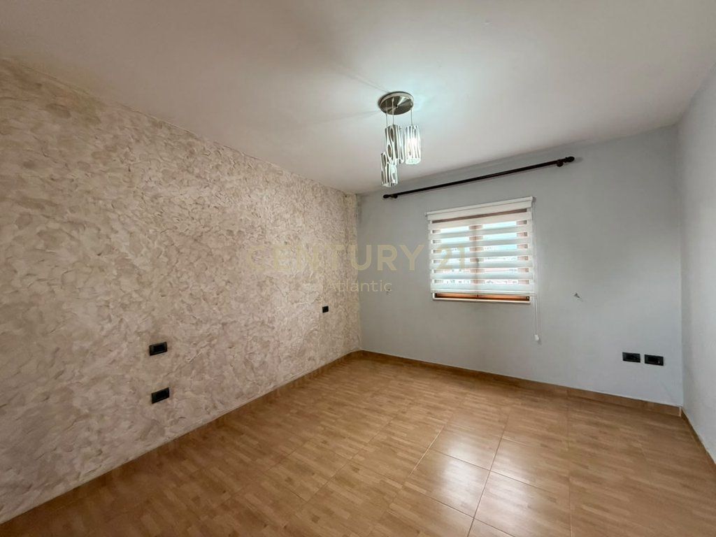 SHITET APARTAMENT ME VERANDË NË BULEVARDIN KRYESOR TË DURRËSIT