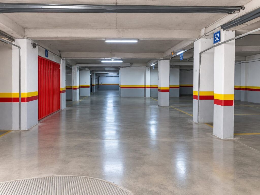 Shiten 14 poste parkimi tek Pallatet Cabej , Yzberisht .