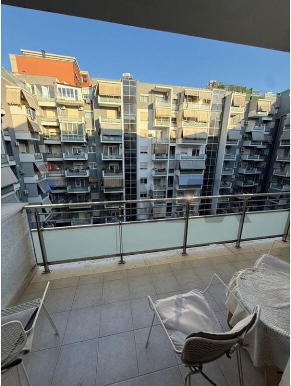 Apartament - Për Qira - Rruga Misto Mame