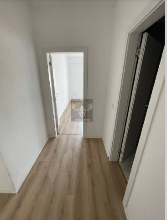 VENDESI APPARTAMENTO 2+1 CON BALCONE – SPIAGGIA DI DURRËS, VICINO A FLORIDA
