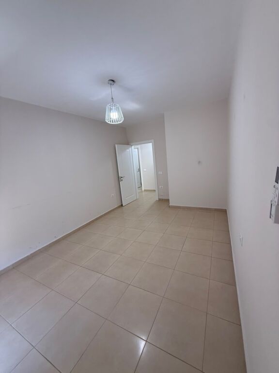 Zyre Me Qera 3+1 Tek 21 Dhjetori (ID BZ21071) Tirane