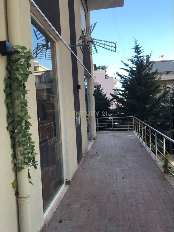 SHITET LOKAL NË QENDRË TË FRESKUT – ÇMIM OKAZION!