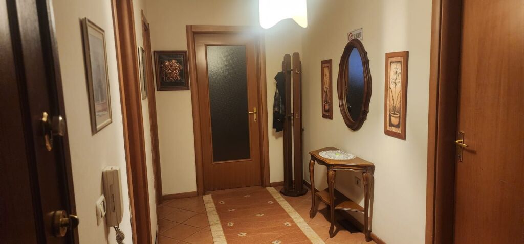 Vicino al Liceo, si affitta appartamento 2+1+Blk.