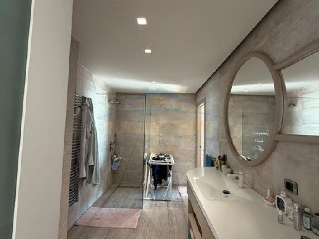 Jepet me qira apartament modern, Shkembi i kavajes