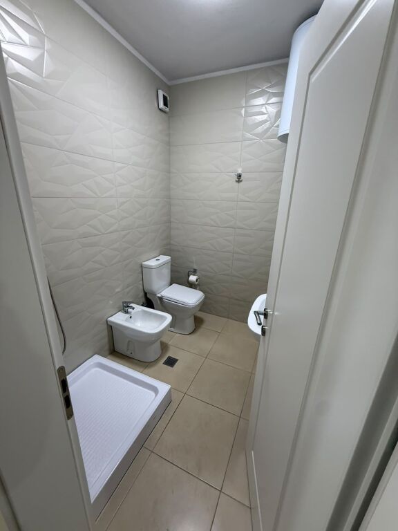 Zyre Me Qera 3+1 Tek 21 Dhjetori (ID BZ21071) Tirane