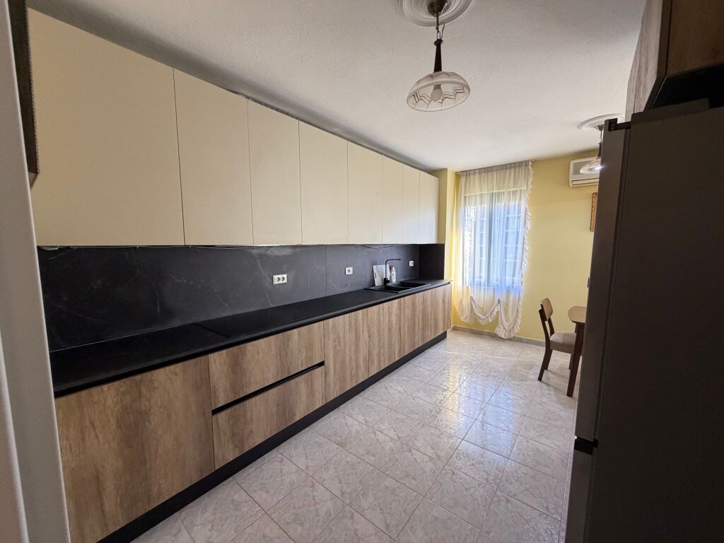 🏡 Affittasi appartamento 2+1+2  📍 Di fronte a Delijorgji, al Palazzo con la Freccia 💰 Prezzo: 70.000 lek/mese