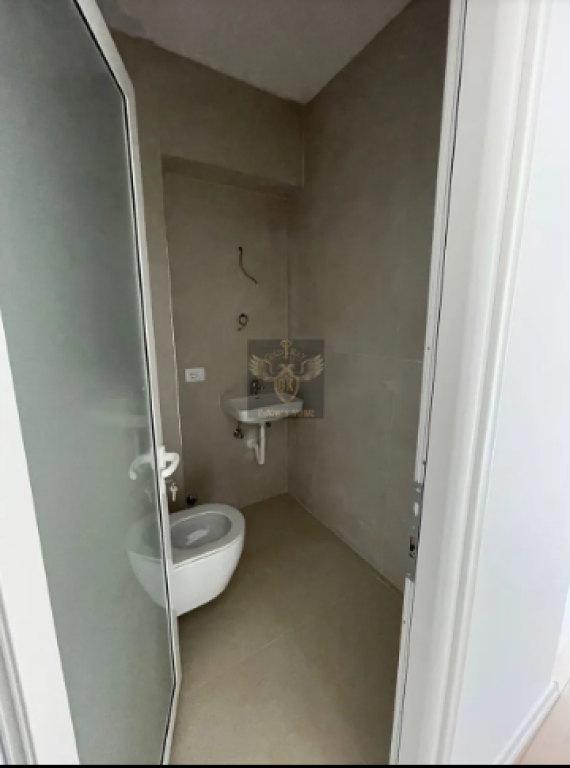 VENDESI APPARTAMENTO 2+1 CON BALCONE – SPIAGGIA DI DURRËS, VICINO A FLORIDA