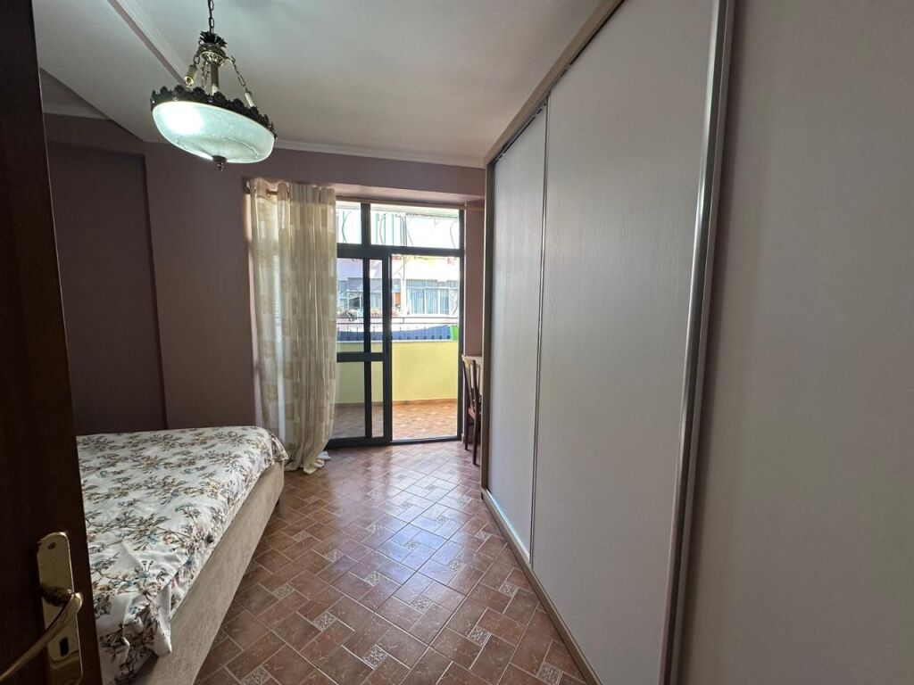 🏢Nella zona di 5 Maj, si affitta un appartamento 2+1 arredato. 50.000 Leke