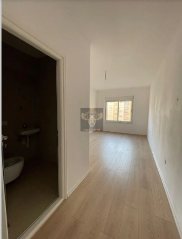 VENDESI APPARTAMENTO 2+1 CON BALCONE – SPIAGGIA DI DURRËS, VICINO A FLORIDA