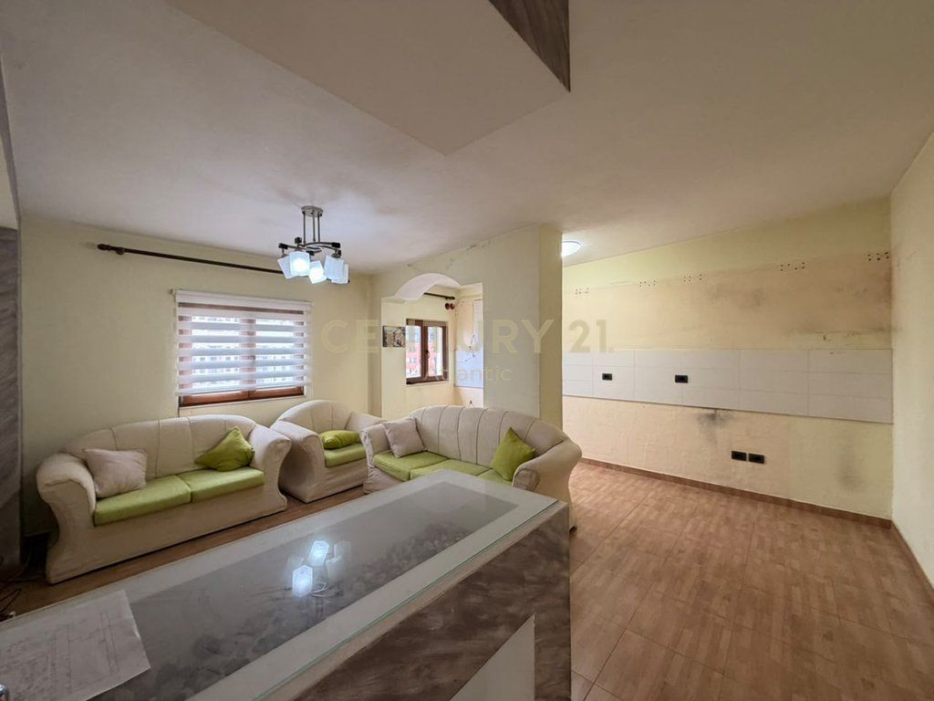 SHITET APARTAMENT ME VERANDË NË BULEVARDIN KRYESOR TË DURRËSIT