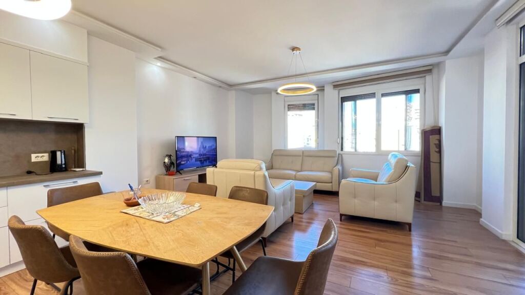 APARTAMENT 2+1 ME QIRA TE TOPTANI CENTER – TIRANË