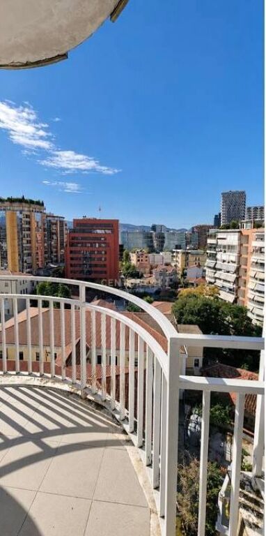 Qender - Jepet Me Qera 1+1 Premium Prane Toptanit  Jepet Me Qera Apartament 1+1 Ne Qender Prane Toptanit Apartmenti organizohet ne nje sallon te bollshem, nje hapesire gatimi, nje dhome gjumi te bollshme dhe nje ballkon me pamje te lire nga Toptani Kati 9 (jo i fundir) Location premium