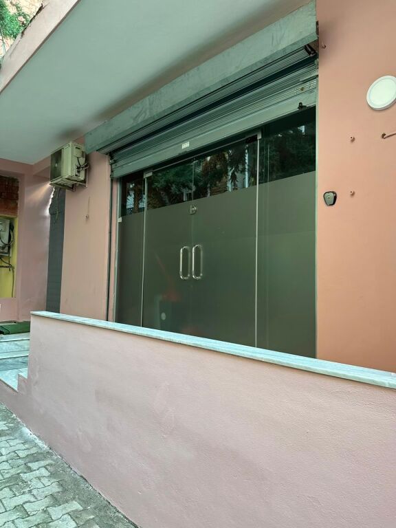 1+1 space for sale with possibility of use as a residence or business 80m2. Located behind the district court. Price 400,000 euro
