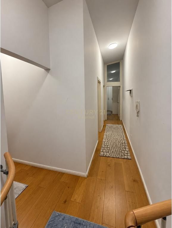 Kopeshti Botanik - Jepet Me Qera Duplex 3+1+2 Premium + P Perfshire Kati I 2-3 Siperfaqe neto : 97.3m2 Siperfaqe bruto: 108m2  Organizimi: * Sallon Ndenje * Ambienti Gatimit * 3 Dhoma Gjumi * 2 Tualete (njeri me dritare) * Ballkon * Post Parkimi ne katin -1  Cilësime të tjera: * Orientim Lindje * Sistem kapot. * I mobiluar * Kubaturë e rregullt. * Lokacion perfekt. * Me ashensor. * Ndricim dhe ajrosje natyrale në cdo ambient. * Me hipoteke * Me pamje nga Liqeni artificial  Për një vizitë në pronë na kontaktoni !