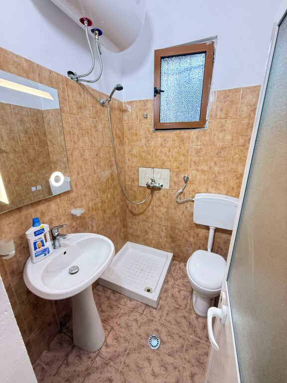 Jepet me qera Shtepi Private , Ne plazh Hekurudha.