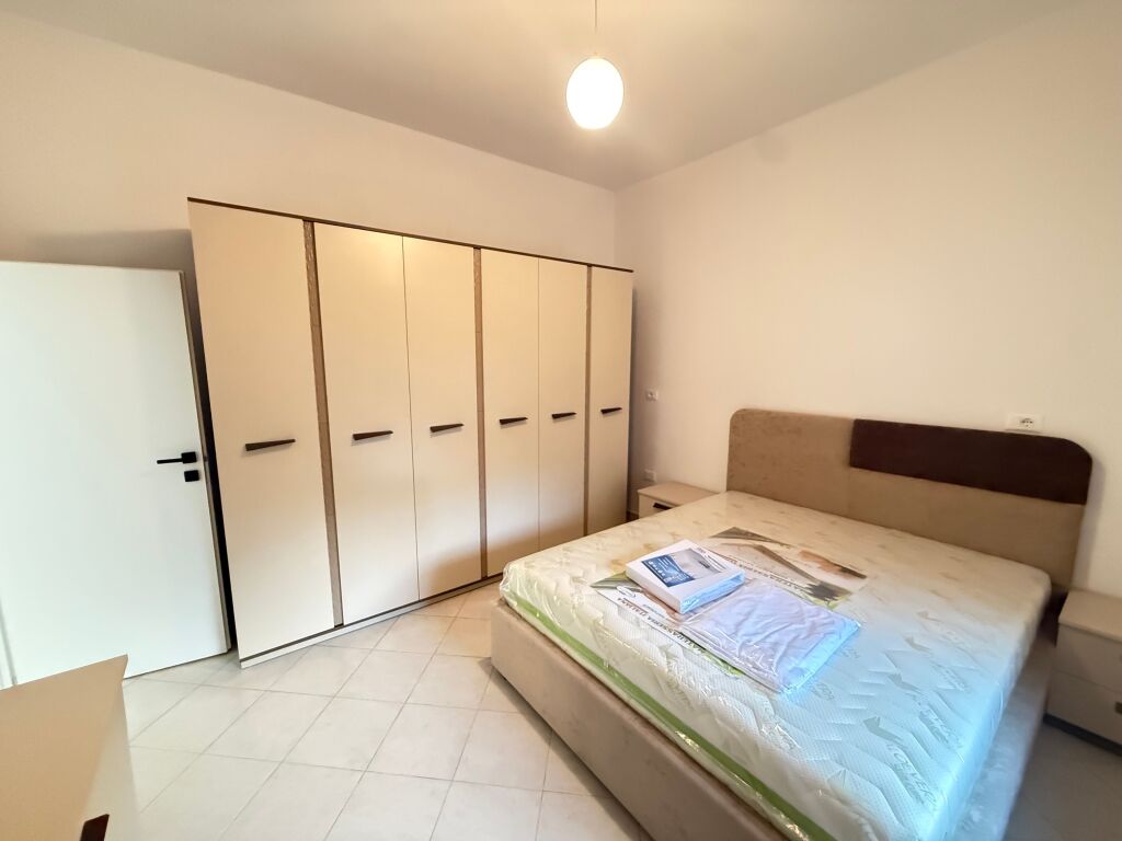 Jepet me qera Shtepi Private , Ne plazh Hekurudha.