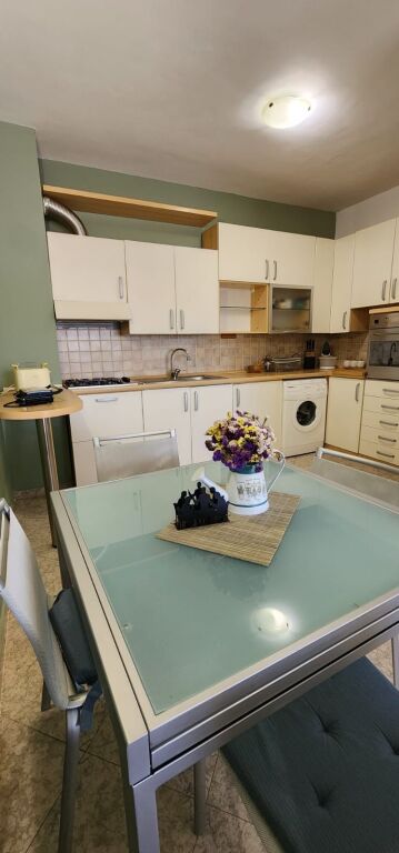 Pazari i Ri Jepet me Qera Apartament 1+1