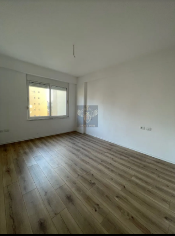 VENDESI APPARTAMENTO 2+1 CON BALCONE – SPIAGGIA DI DURRËS, VICINO A FLORIDA