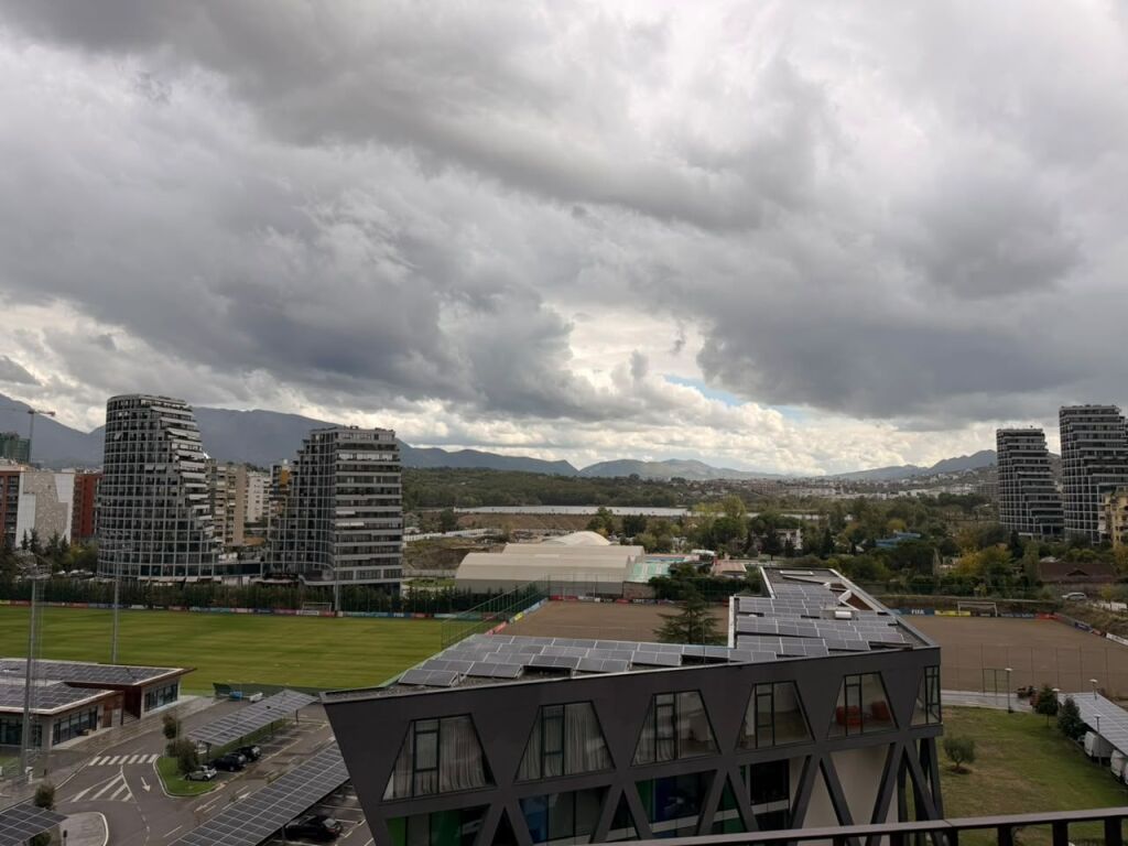 Shitet apartament 3+1+2 tek Altana Luxury Residence , Liqeni Artificial , Rruga e Kosovareve , Komuna e Parisit .